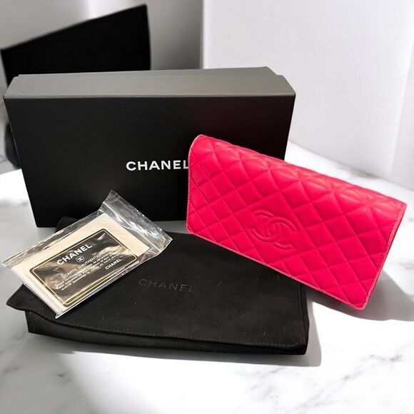 Chanel
Diamond CC Interlocking CC Logo  Wallet - Picture 1 of 10